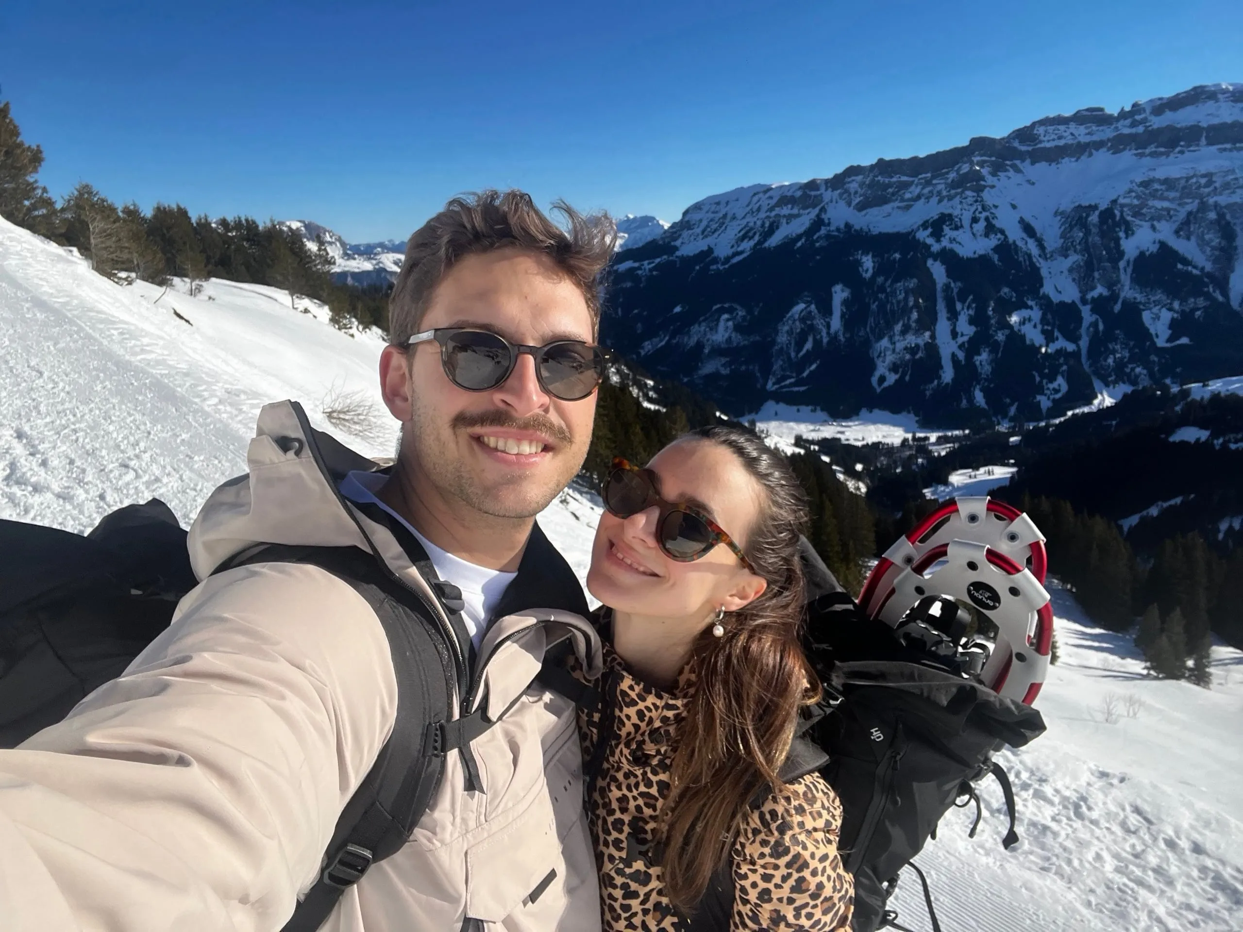 Britta & Nico in den verschneiten Bergen